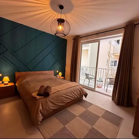 Stylish 3 Bedroom Steps From Seafront * Gzira