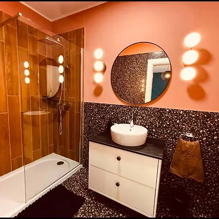 Stylish 3 Bedroom Steps From Seafront