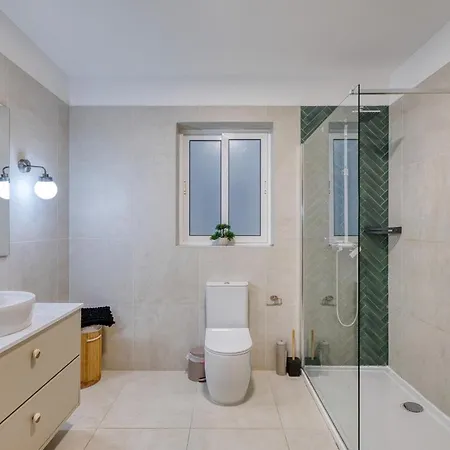 Apartment Stylish 3 Bedroom Steps From Seafront