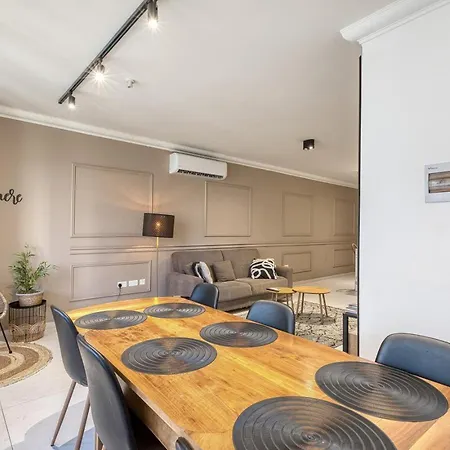 Stylish 3 Bedroom Steps From Seafront Apartment