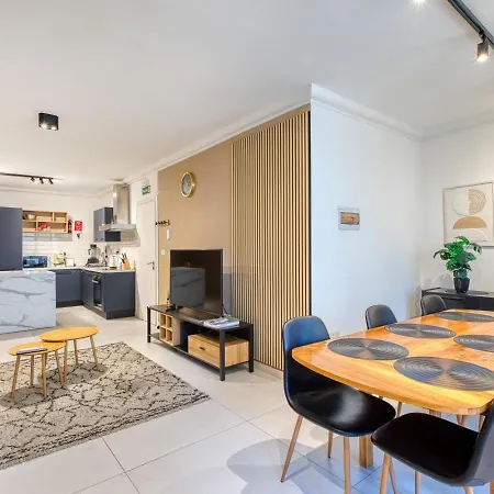 Stylish 3 Bedroom Steps From Seafront Apartment *