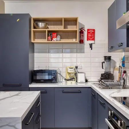 Stylish 3 Bedroom Steps From Seafront *