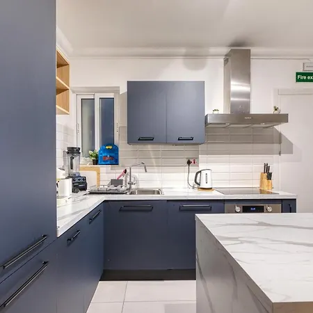 Apartment Stylish 3 Bedroom Steps From Seafront