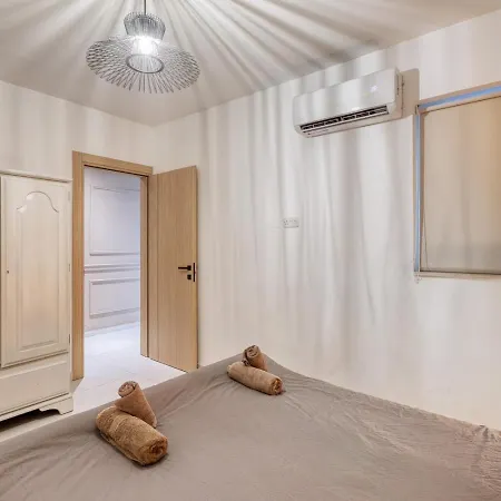Stylish 3 Bedroom Steps From Seafront *