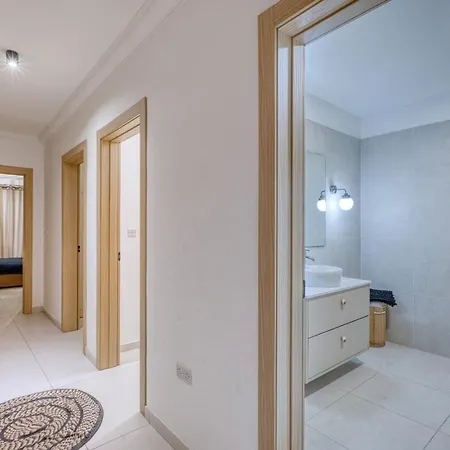 Stylish 3 Bedroom Steps From Seafront