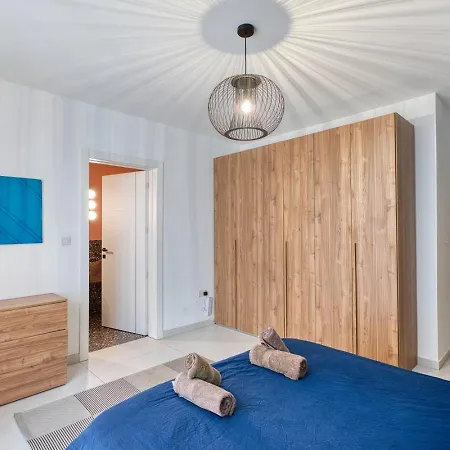 Stylish 3 Bedroom Steps From Seafront * Gzira