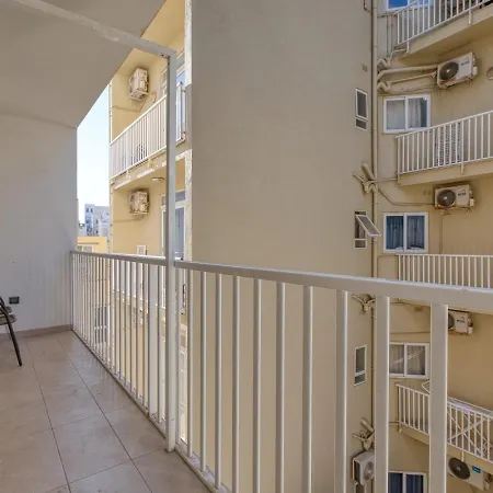 Apartment Stylish 3 Bedroom Steps From Seafront *