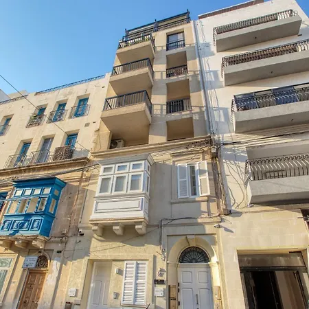 Stylish 3 Bedroom Steps From Seafront *