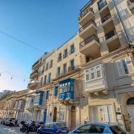 Apartment Stylish 3 Bedroom Steps From Seafront *