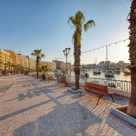 Apartment Stylish 3 Bedroom Steps From Seafront