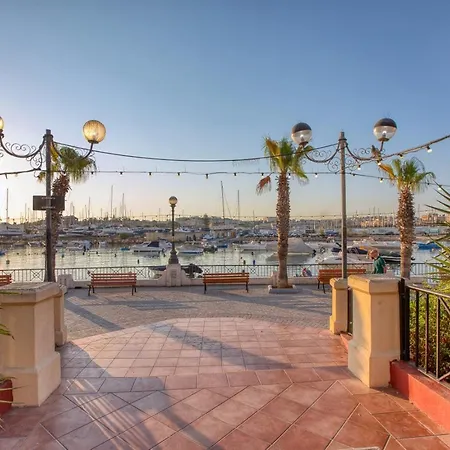 Stylish 3 Bedroom Steps From Seafront *