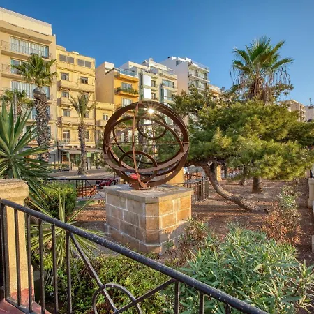 Stylish 3 Bedroom Steps From Seafront