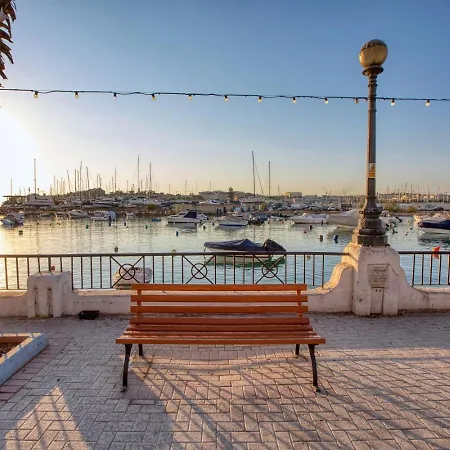 Stylish 3 Bedroom Steps From Seafront Apartment