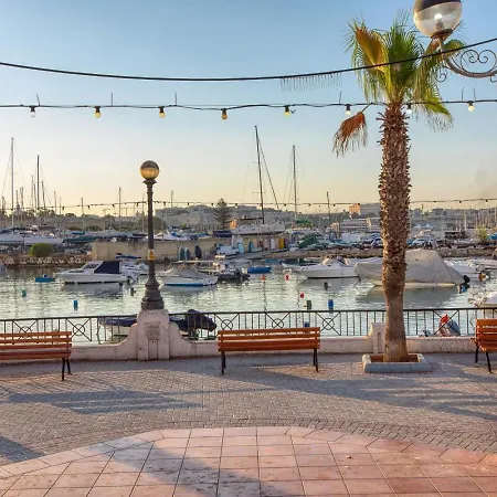 Apartment Stylish 3 Bedroom Steps From Seafront *